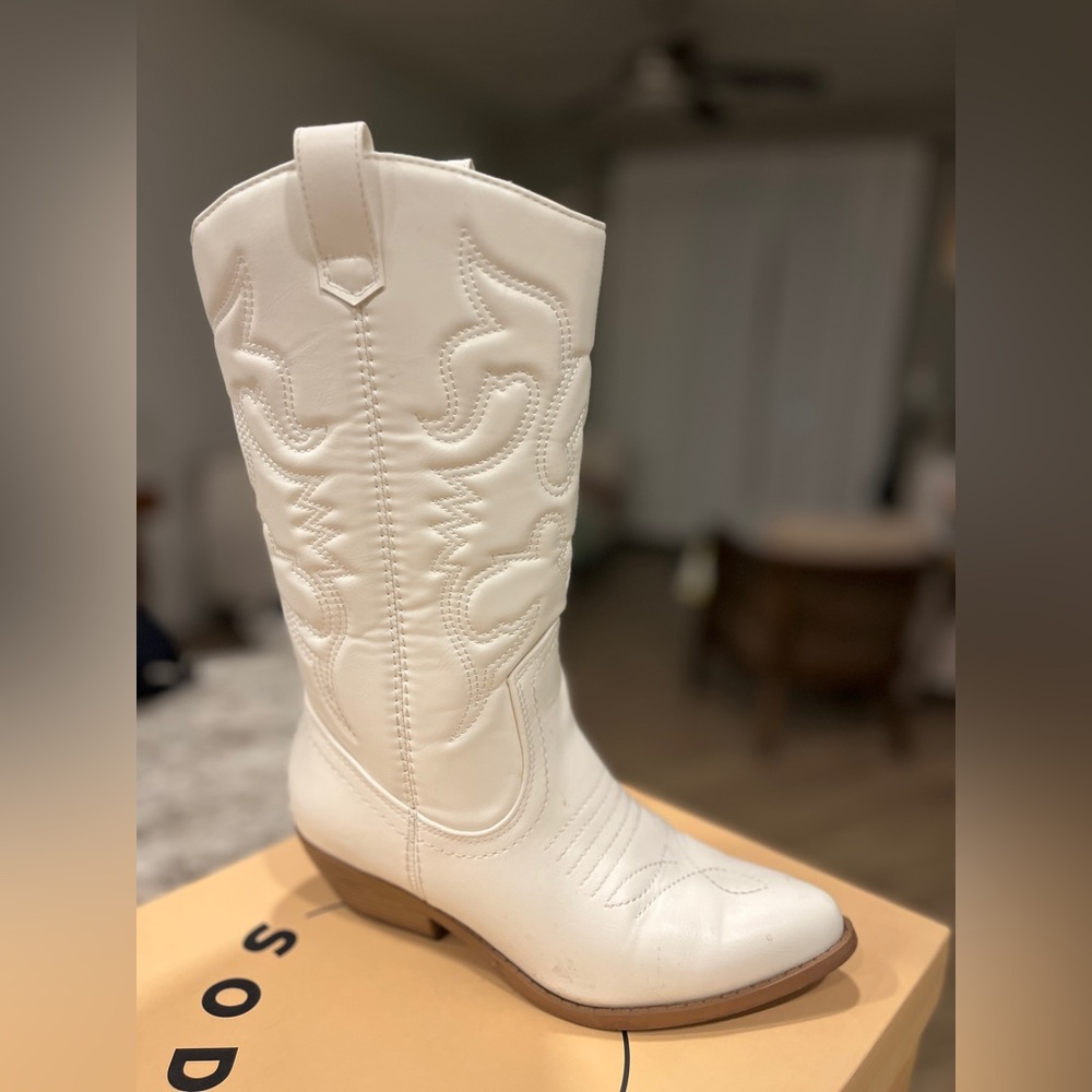 White cowgirl boots size 6.5